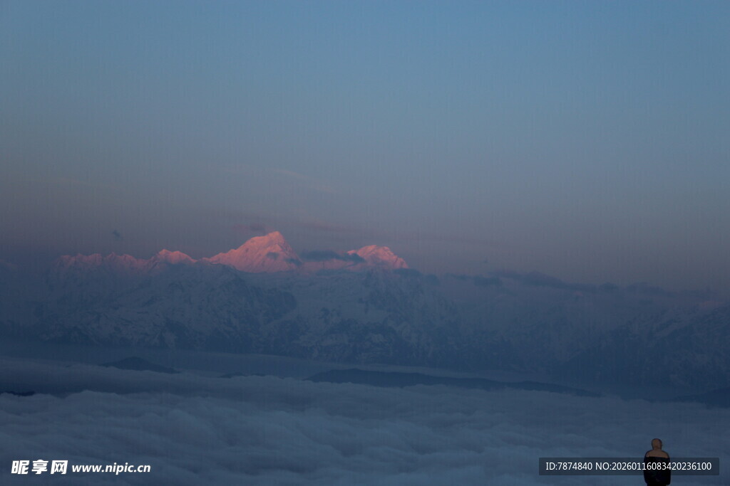 雪野中远眺霞光映照山峦