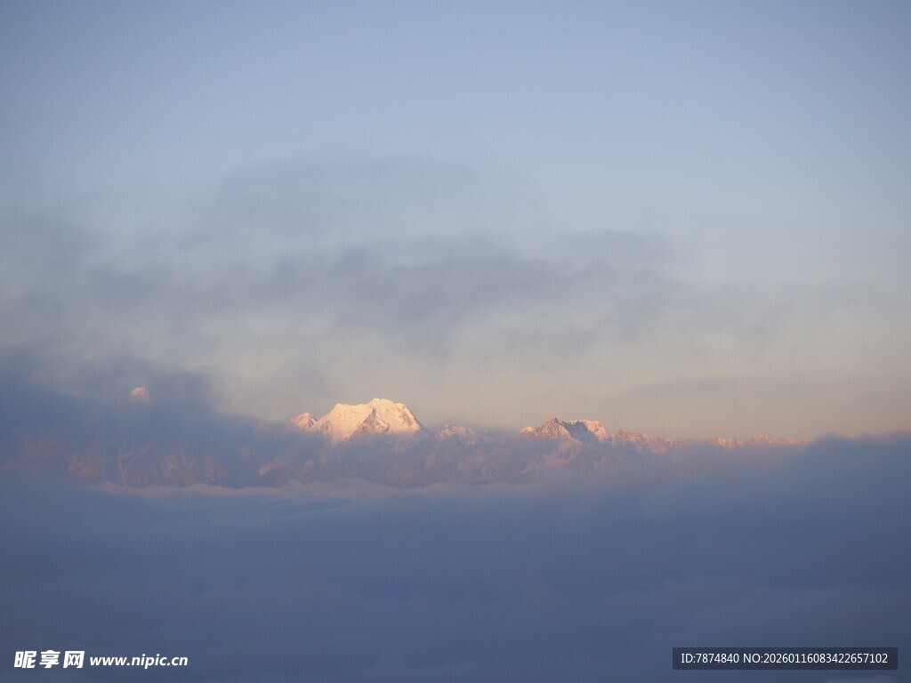 云海之上的壮丽日出景象