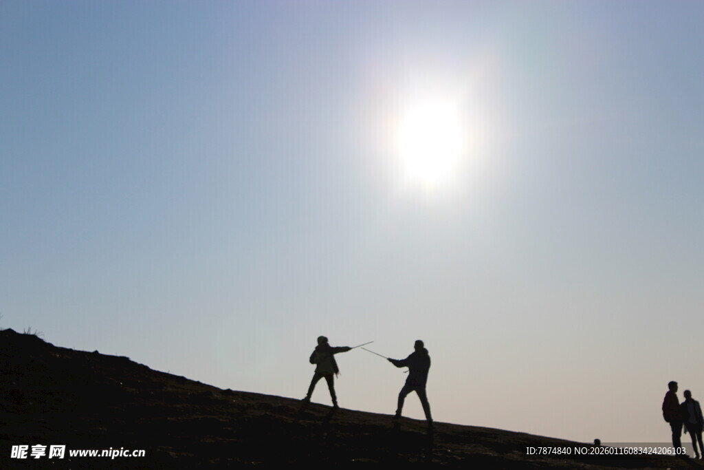 阳光下的徒步旅行者剪影