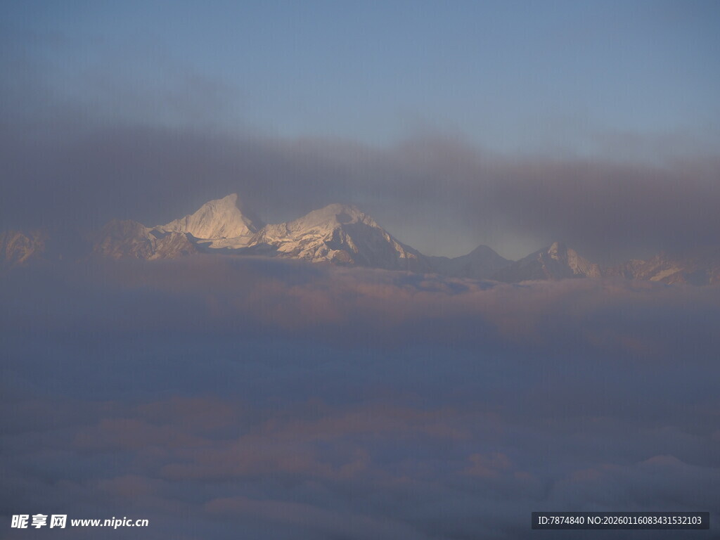 雪山云海间的壮丽景致