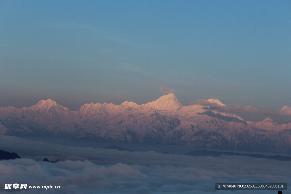 云海之上的壮丽山景