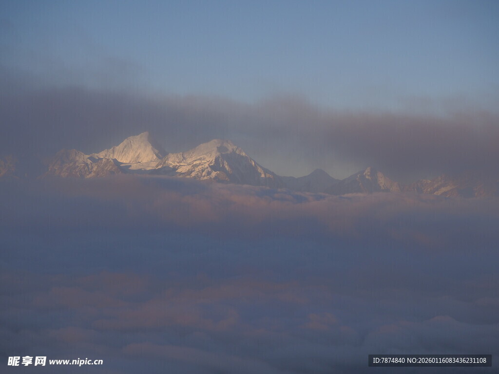 壮丽雪山云海景观