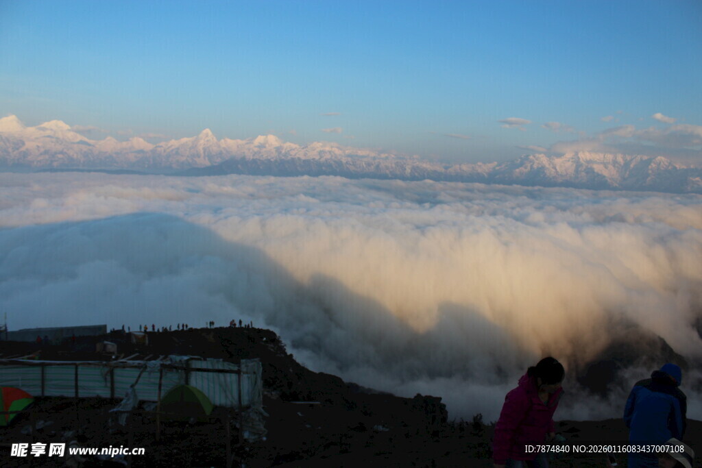 云海景观前的游人