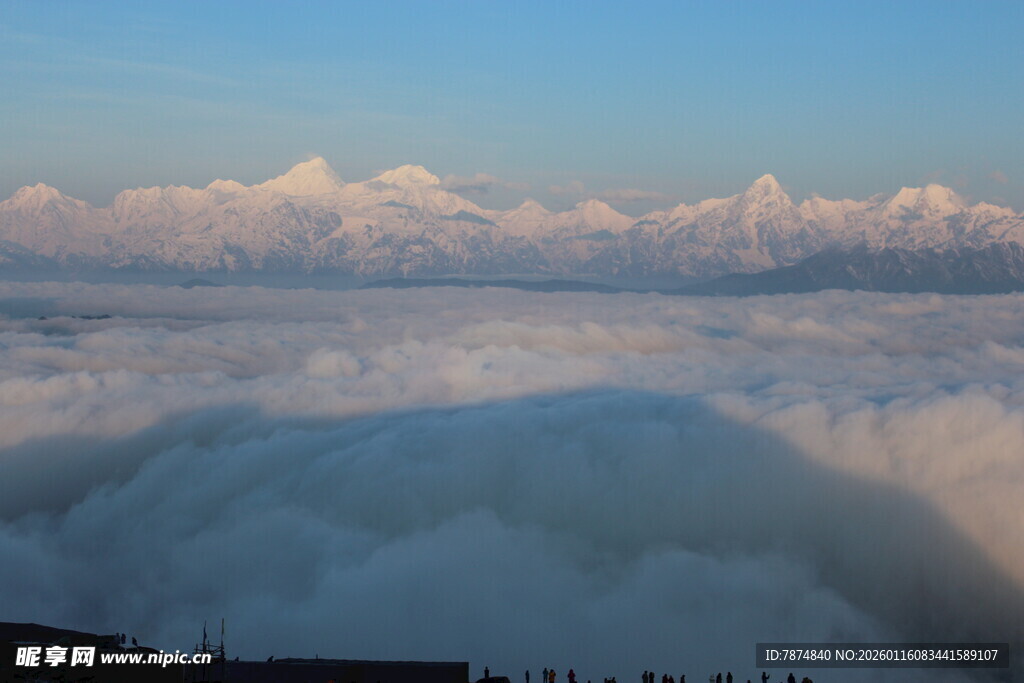 云海之上的壮丽天空景观