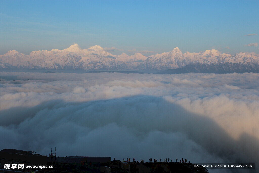 云海之上的壮丽天空景观
