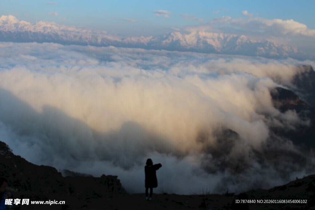 云海之上的孤独身影