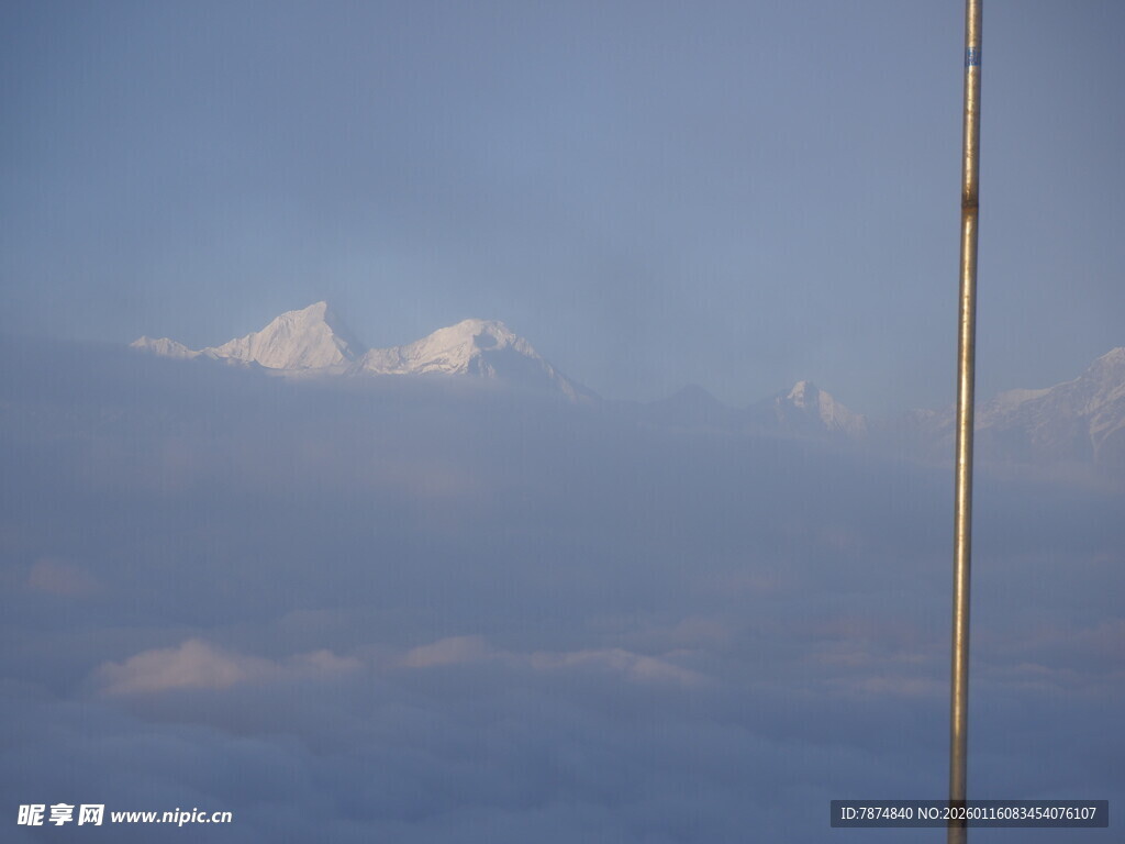 云端之上的高耸山峰