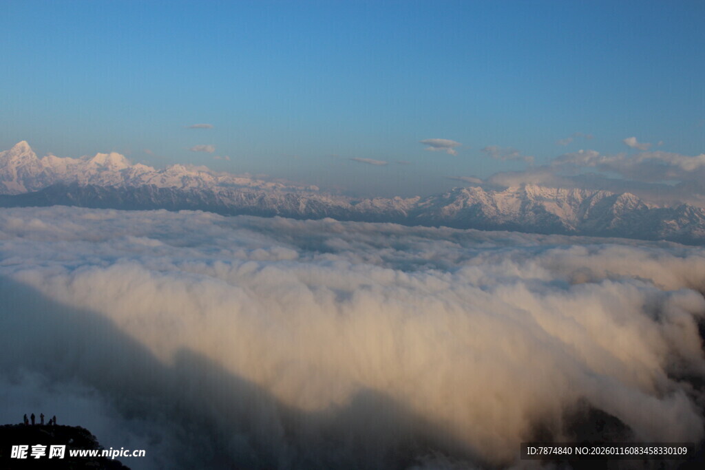 云海之上的壮丽山景
