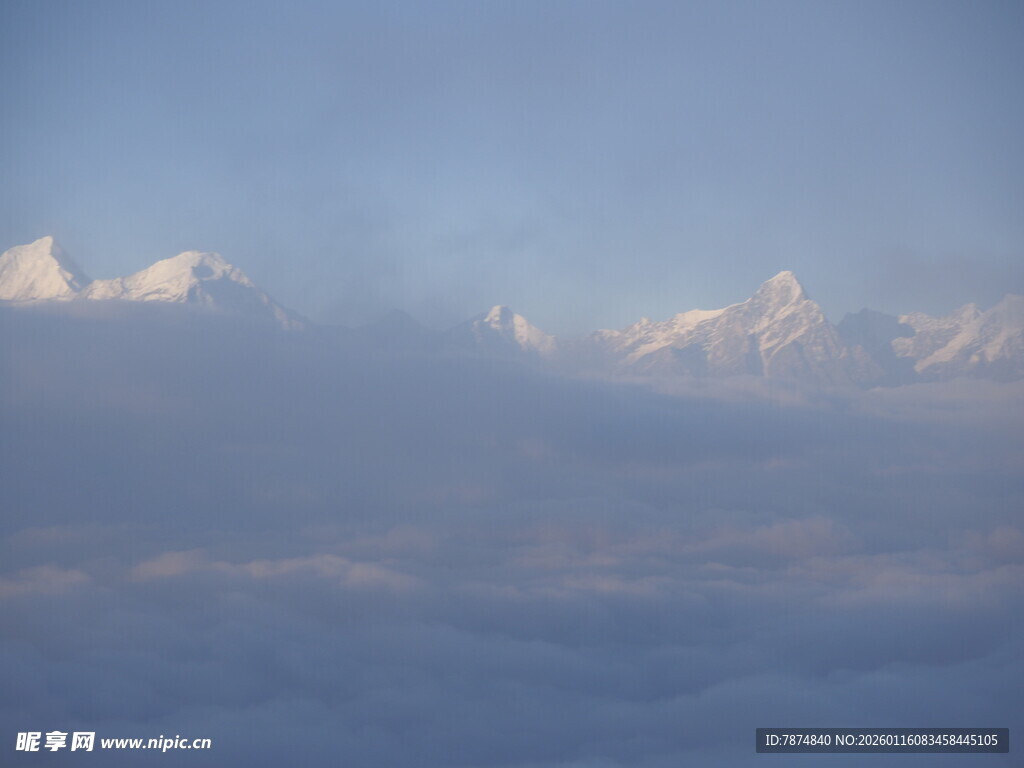 云端之上的壮丽雪山景观