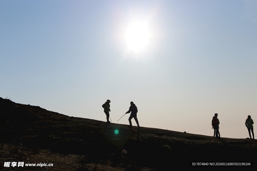 夕阳下的徒步者身影