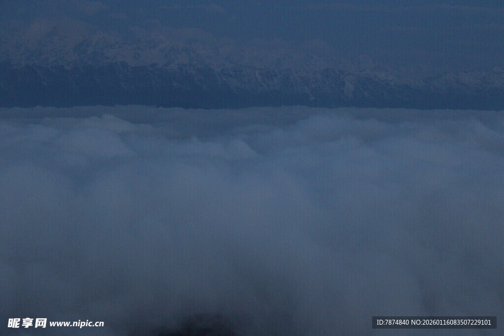 云海之上的朦胧天际