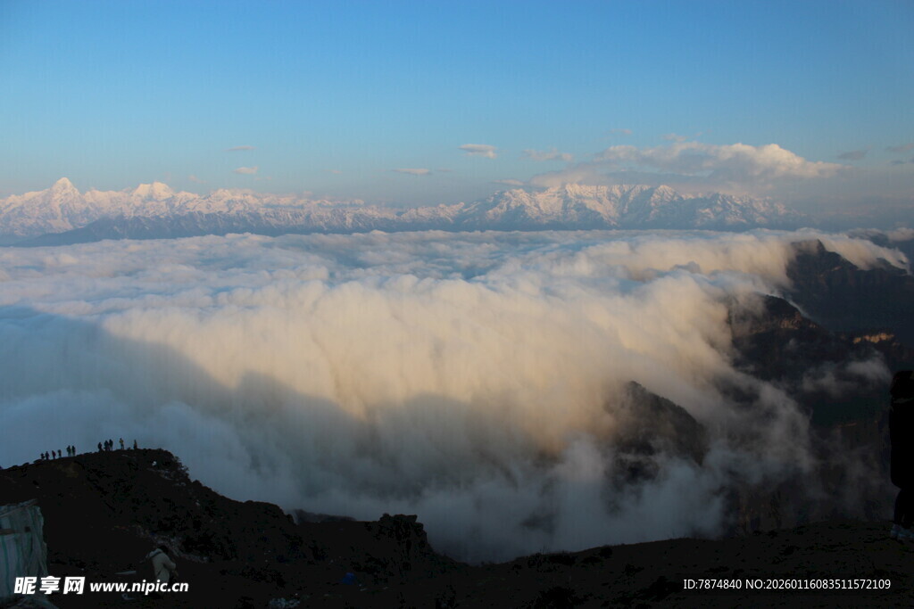 云海之上的壮丽山景