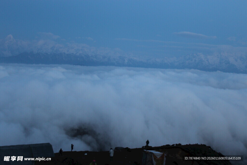 云海之上的壮丽景观