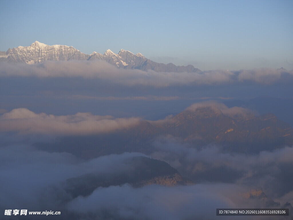云海之上的壮丽山峦