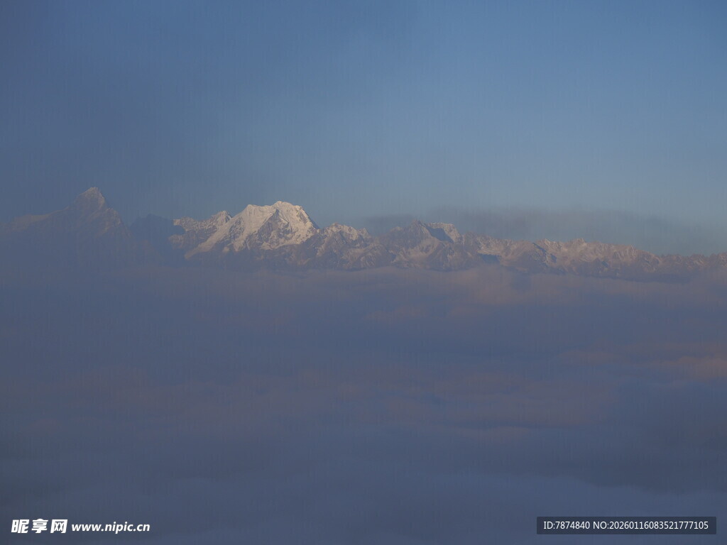 云端之上的壮美雪山