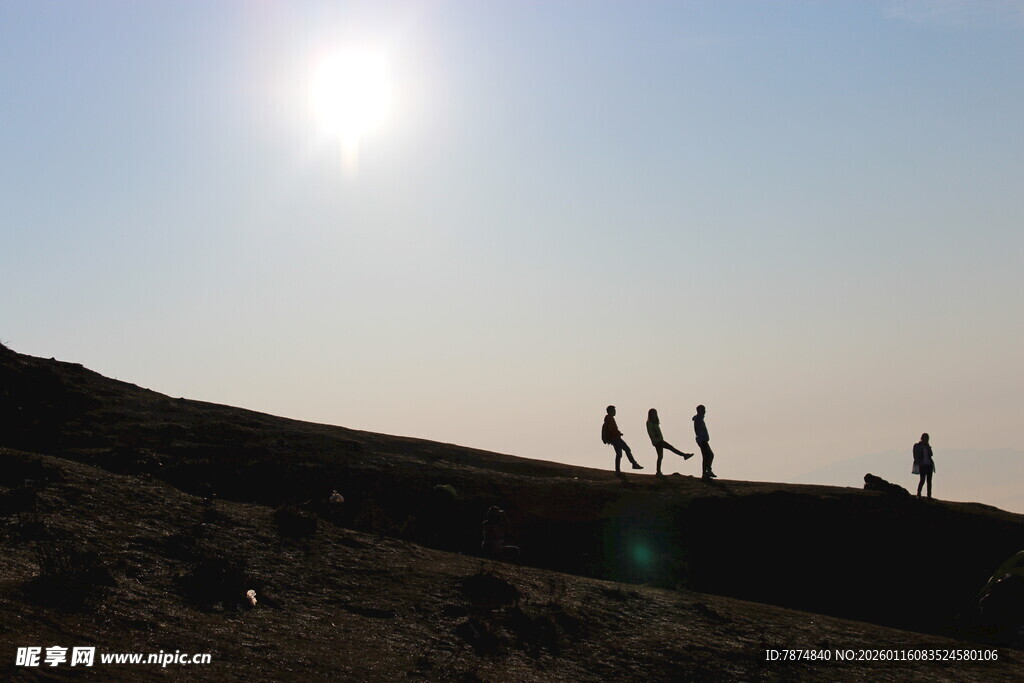 夕阳下的徒步者身影