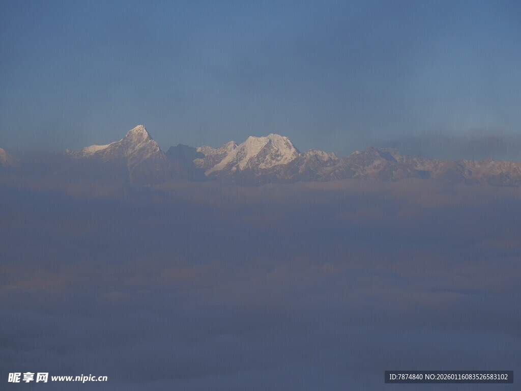 高空俯瞰壮丽雪山景观