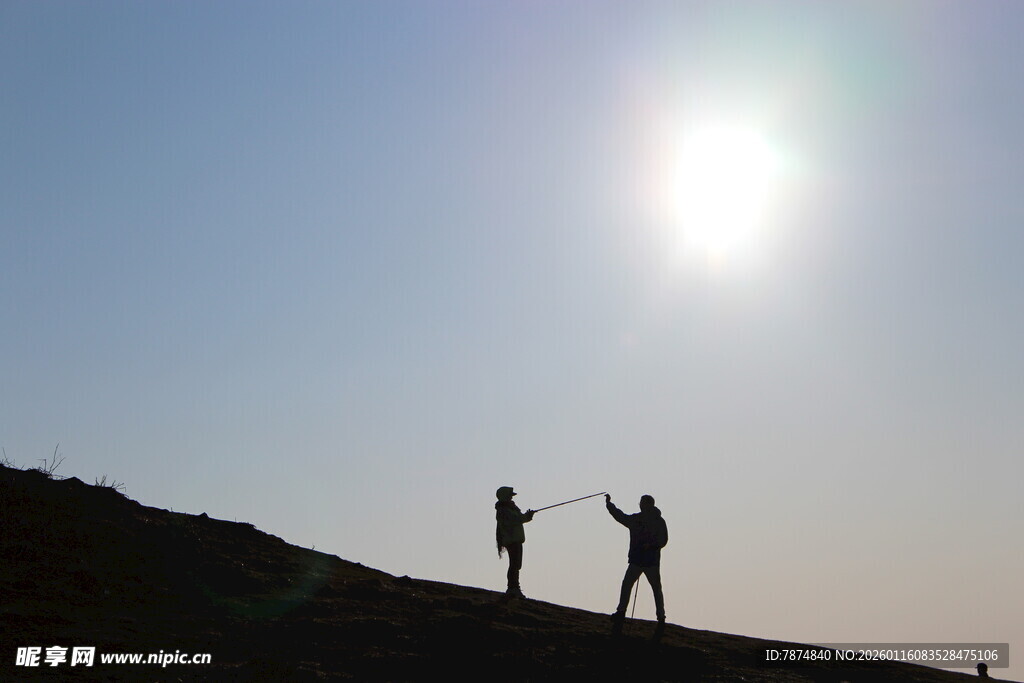 山顶上的两人户外剪影