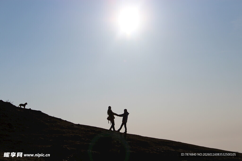 山顶上的两人剪影