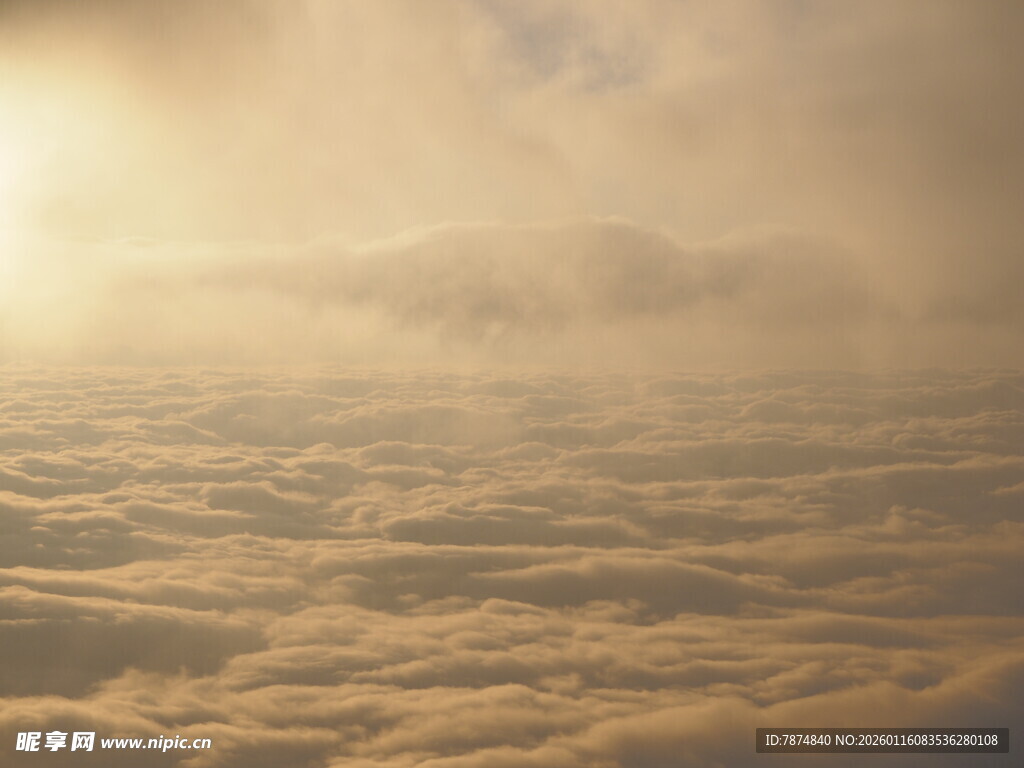 云端之上的金色日光