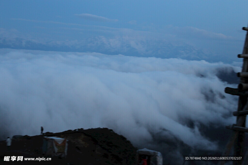 高山云海壮丽景观