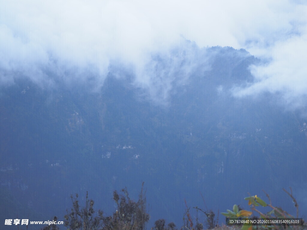 云雾缭绕的山间景致