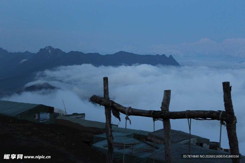山间暮色中的简易木架