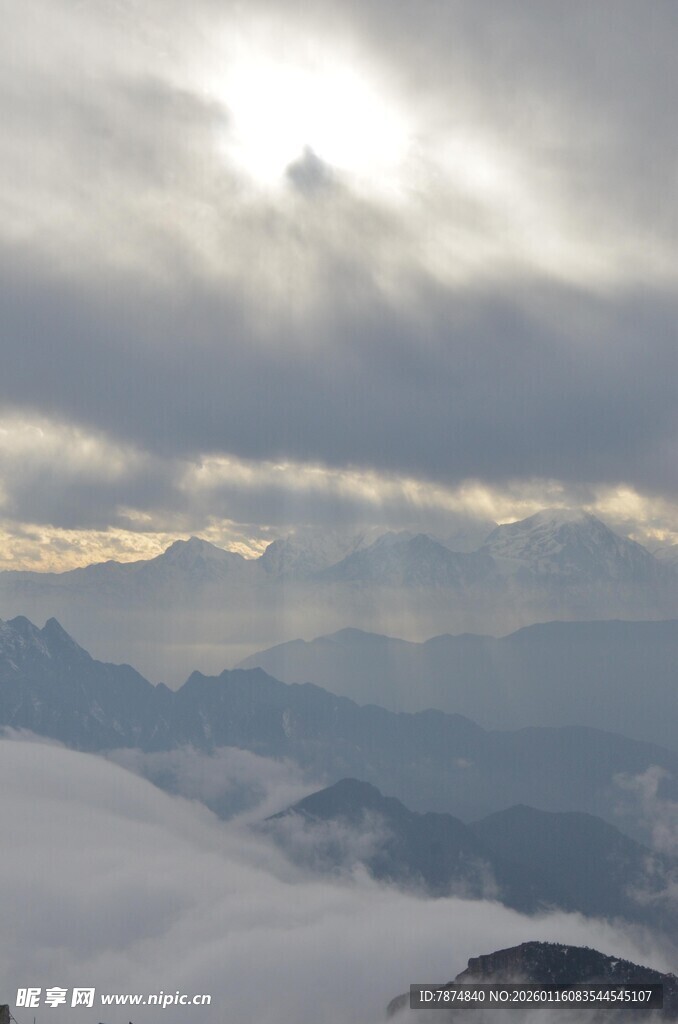 云海中的壮丽山峦景观
