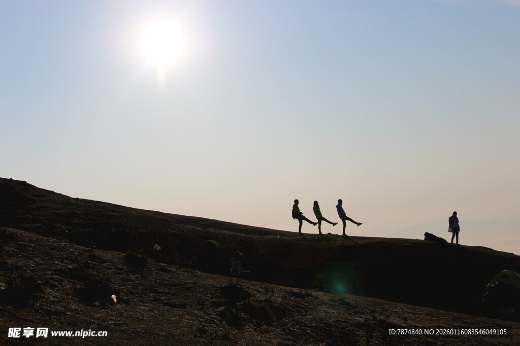 夕阳下的徒步者身影