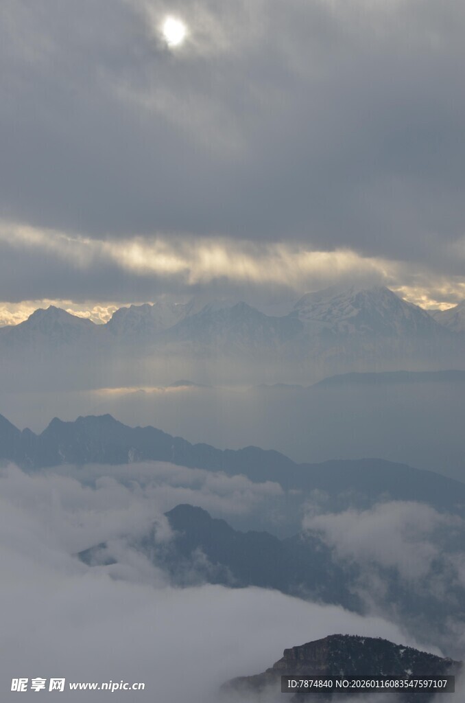 云海之上的壮丽山景