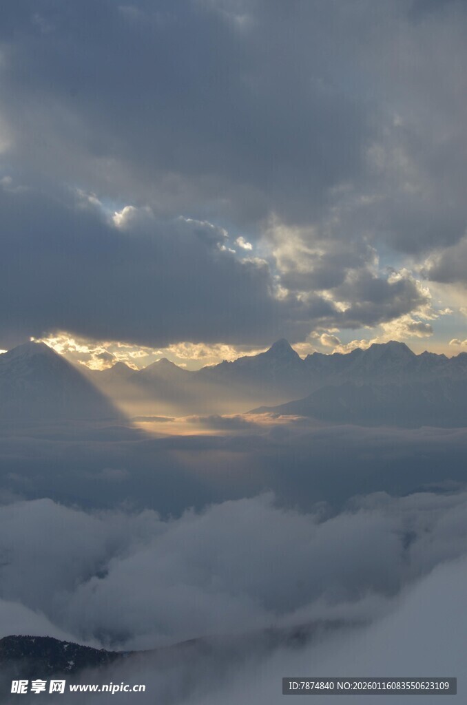 云海之上的壮丽霞光