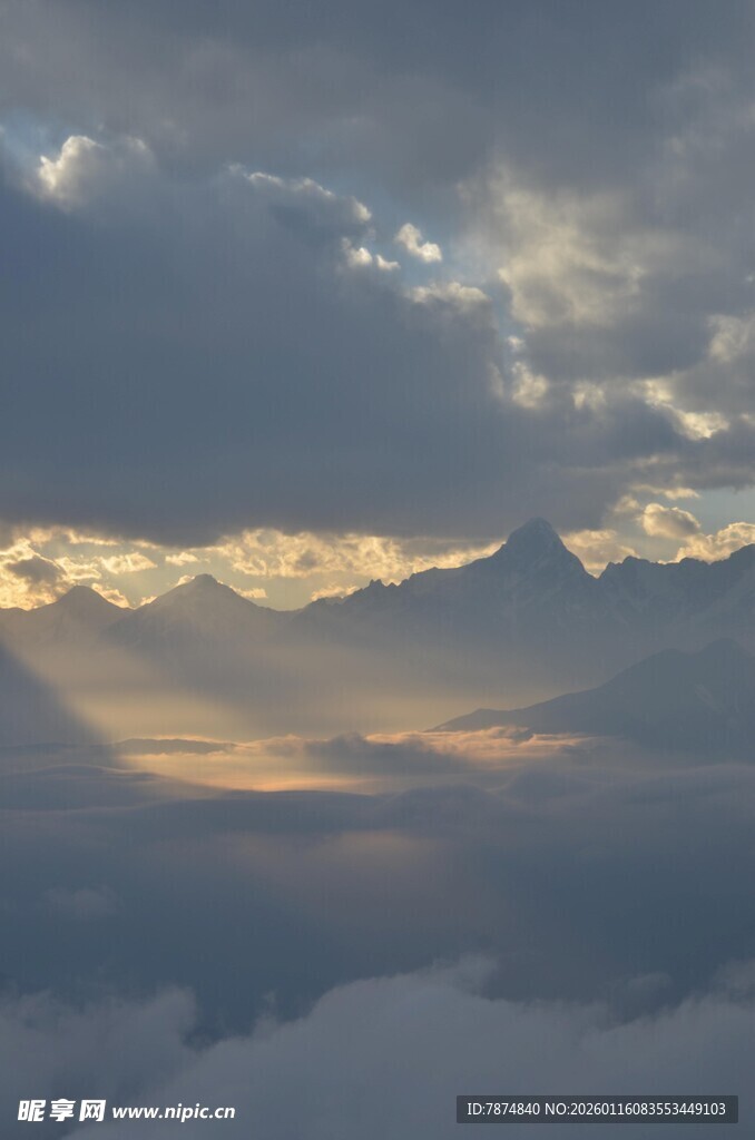 云海山间的壮丽日出景象