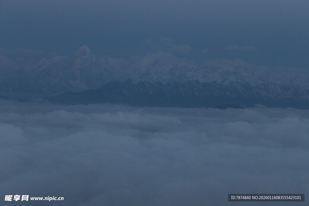 云海之上的朦胧景致