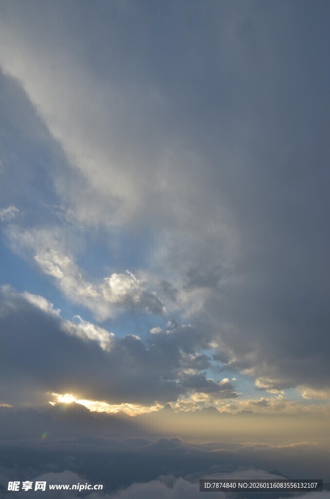 云海间的天空光影变幻