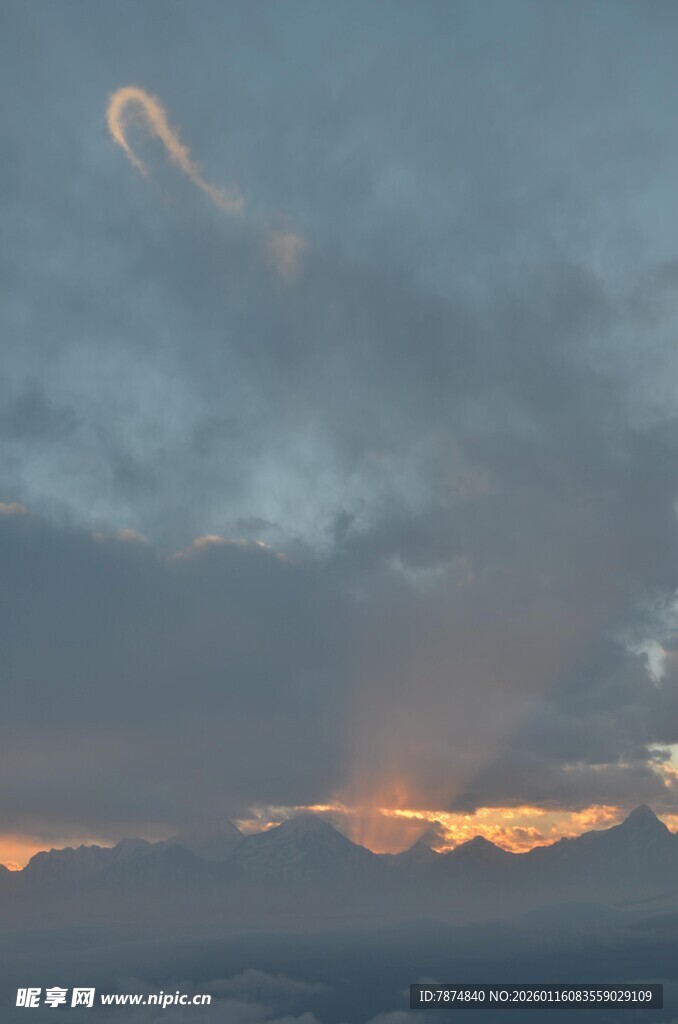 天空中奇异云彩与霞光美景