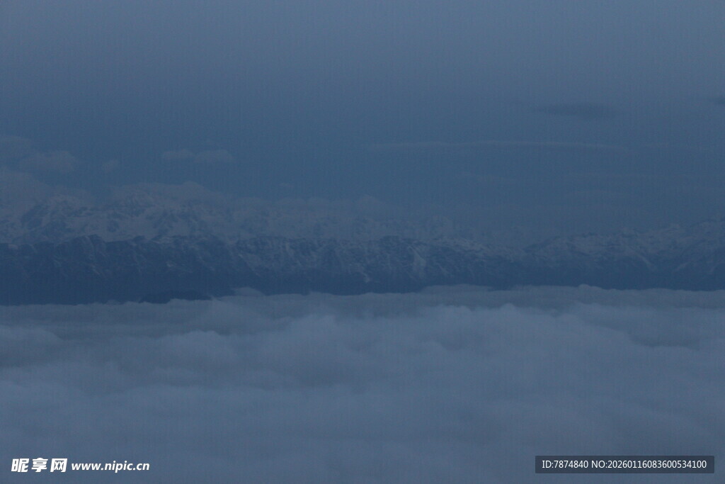 云海之上的朦胧景致