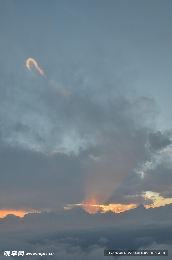 日出云海间的梦幻景象