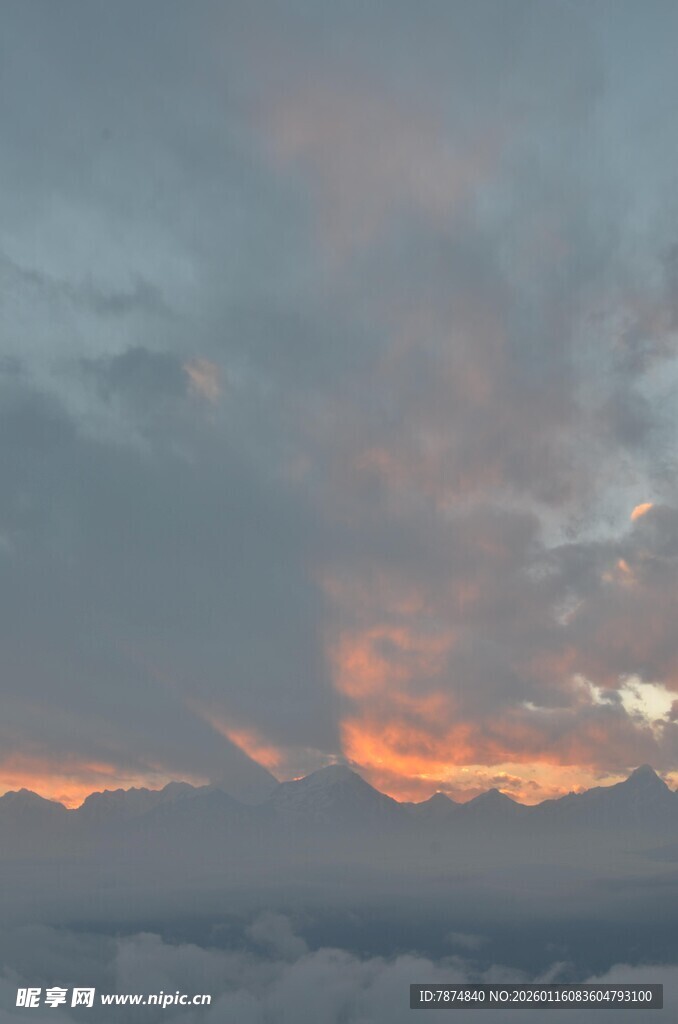 日出云海壮丽景观
