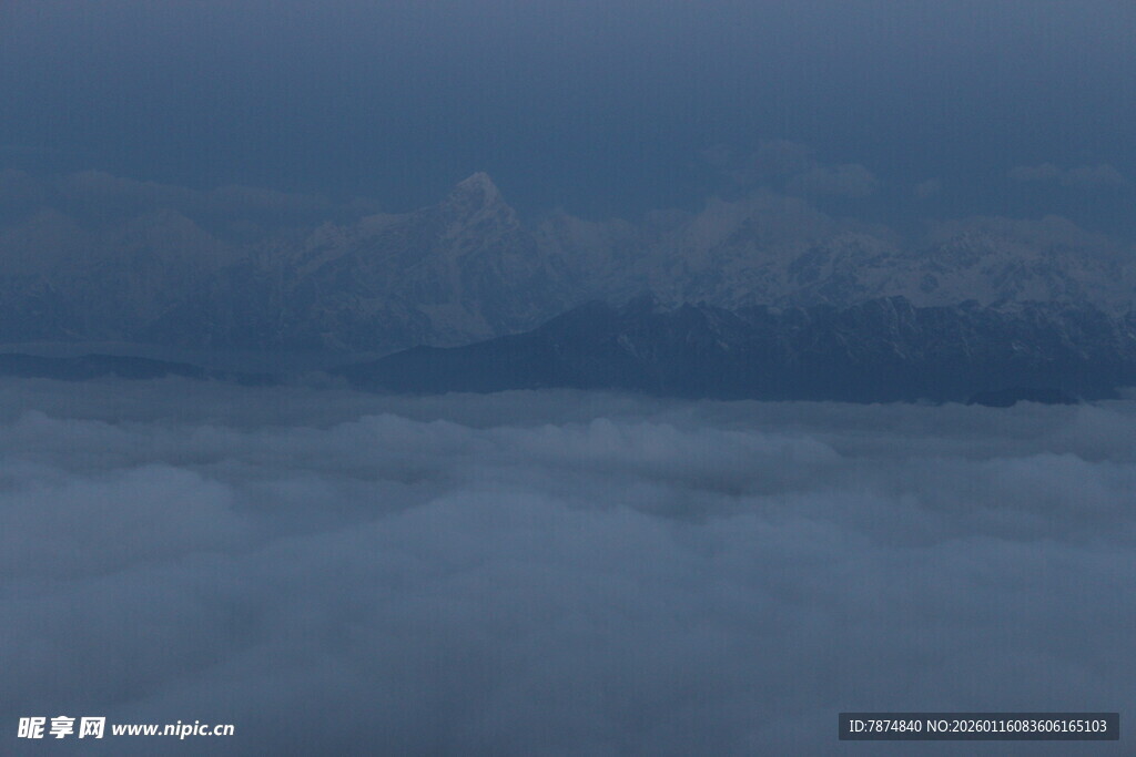 云海之上的朦胧景致