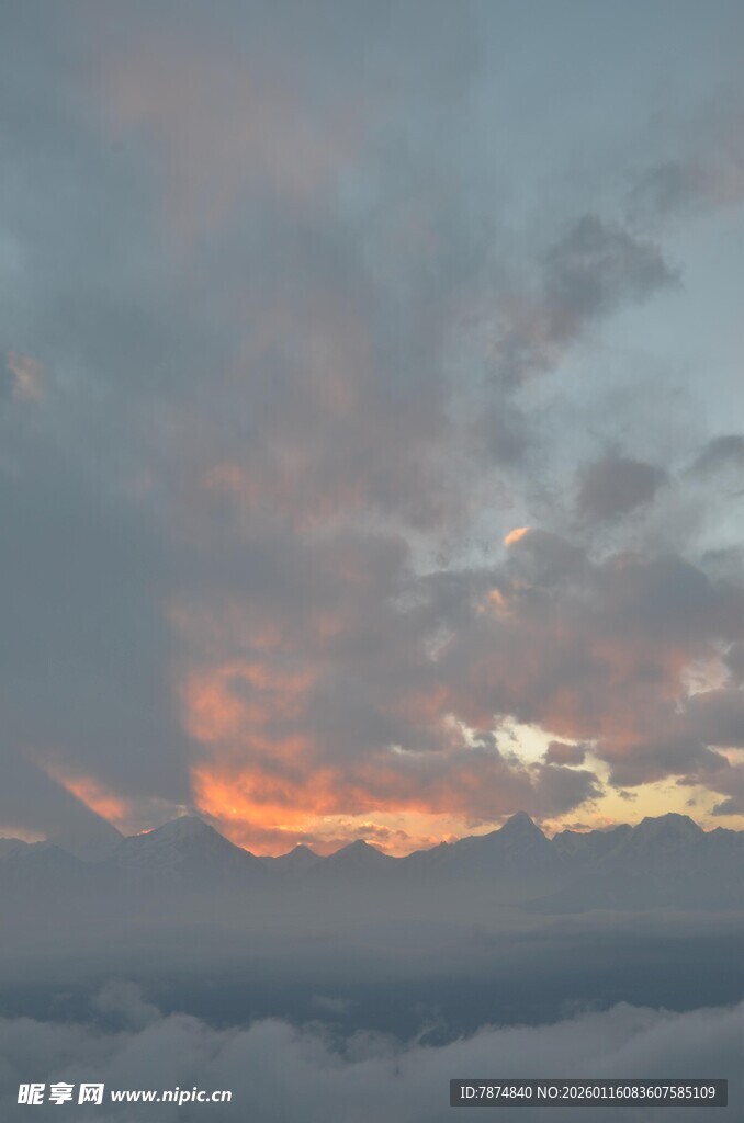 云海之上的绚烂日出