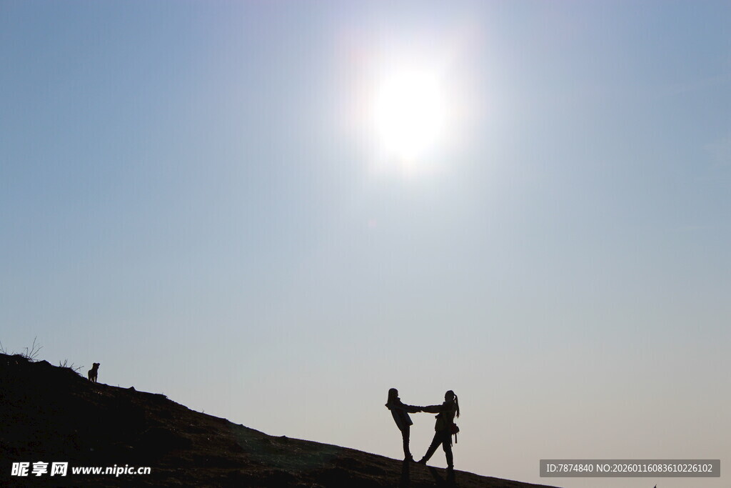 阳光下的山顶情侣身影