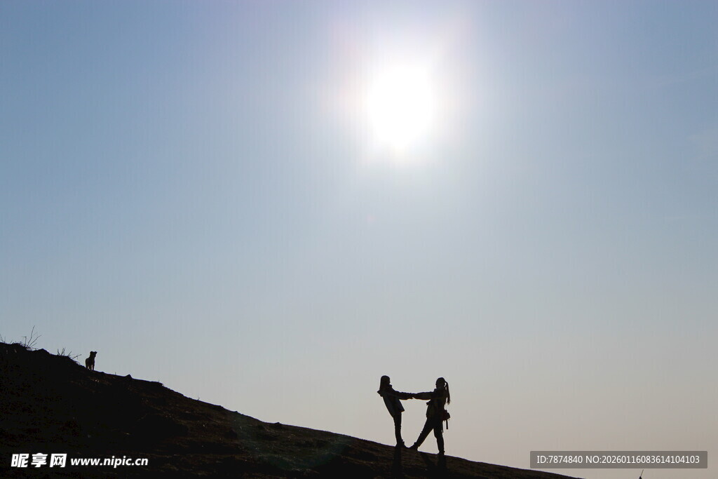 阳光下的山顶情侣剪影