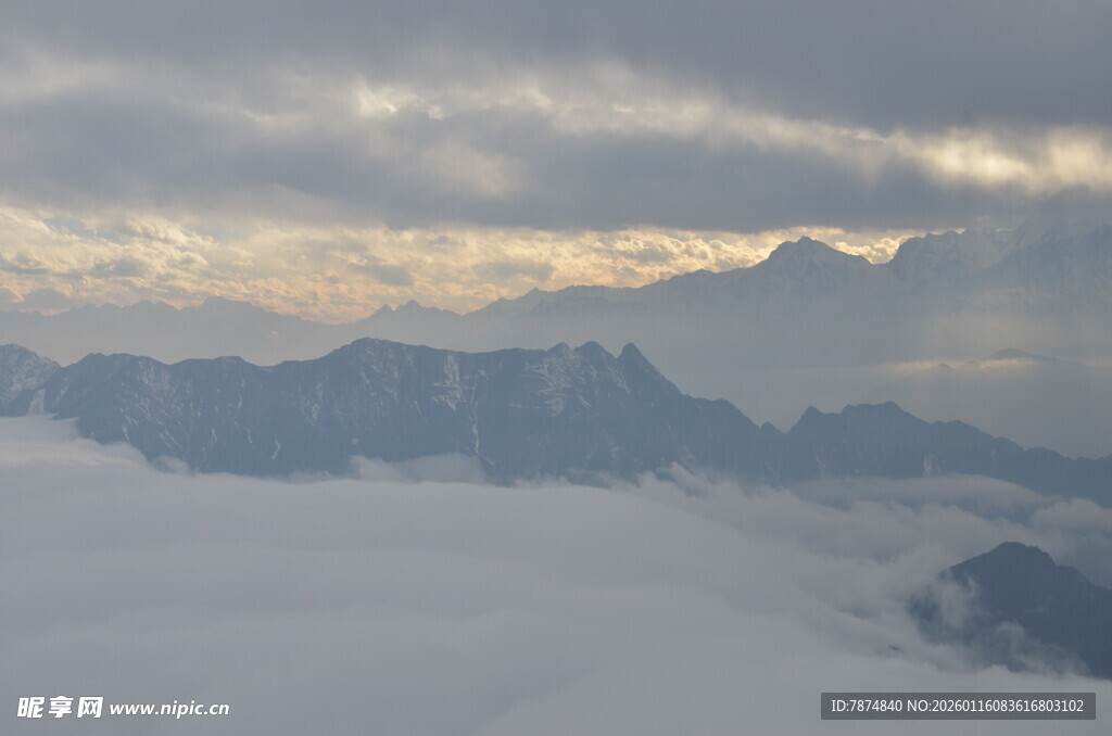 云海中的壮丽山峦