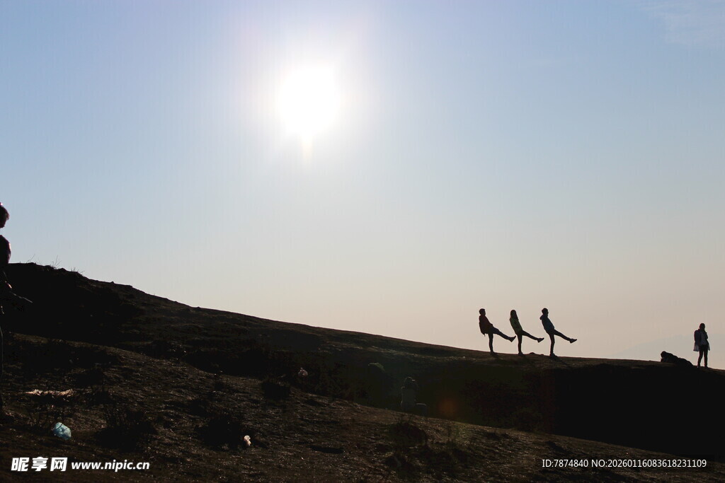 夕阳下的徒步者身影