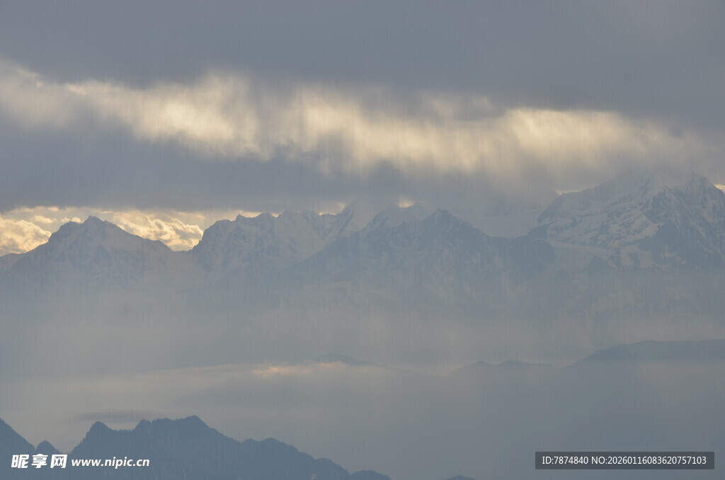 云雾缭绕的壮丽山景
