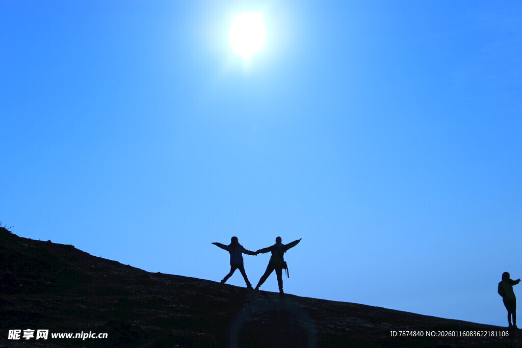 阳光下的山顶欢乐身影