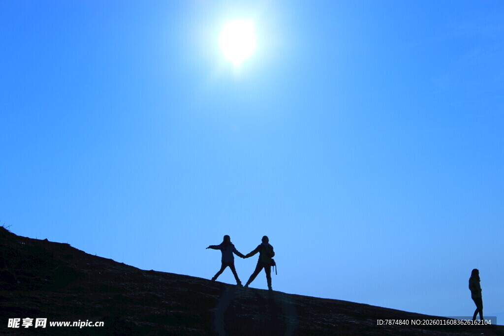 夕阳下的徒步者