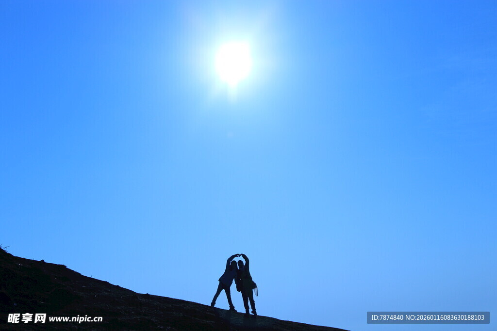 山顶剪影 逆光下的攀登者