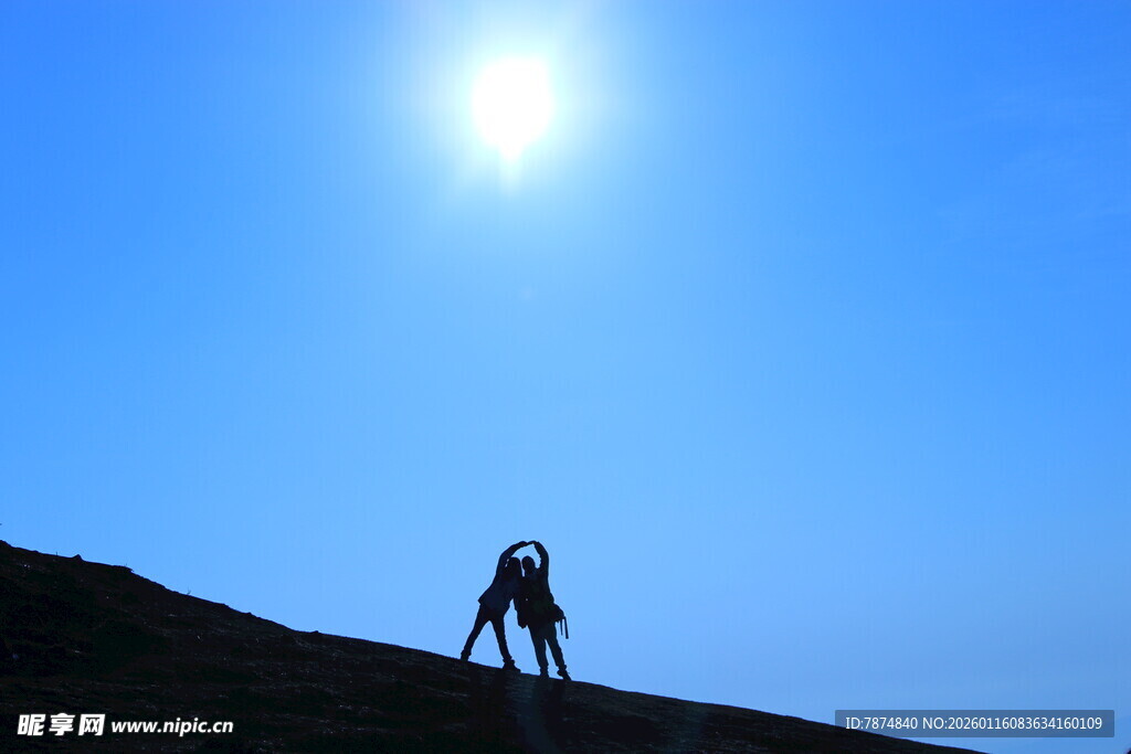 登山者逆光攀爬壮丽山峰