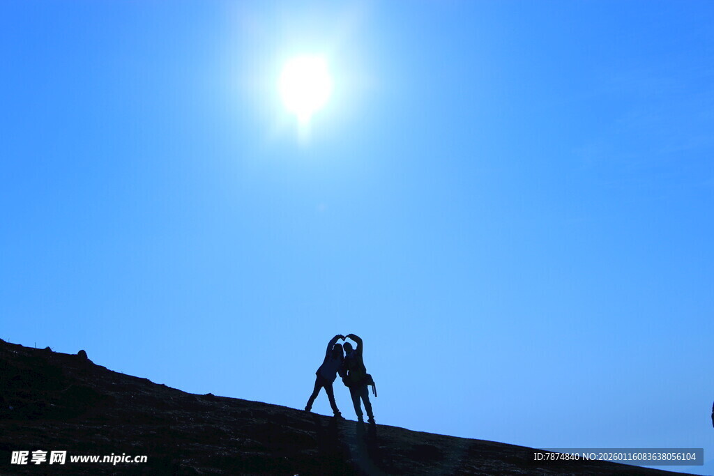 登山者逆光攀登壮丽山景